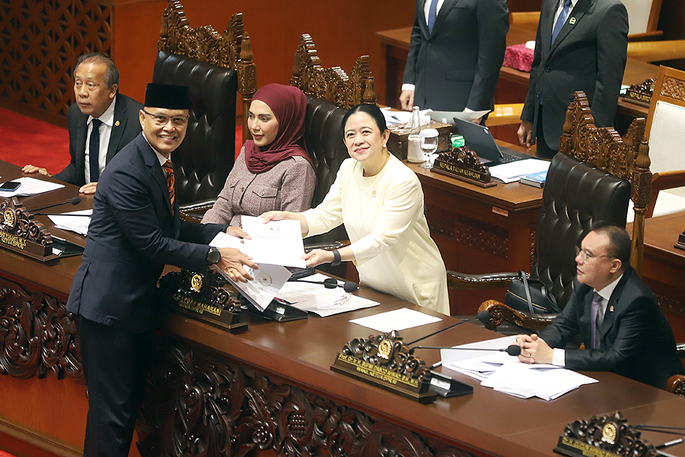 Ketua DPR Puan Maharani (kedua kanan) menerima laporan hasil seleksi uji kelayakan dan kepatutan calon anggota Komisi Penyiaran Indonesia (KPI) Pusat dari Wakil Ketua Komisi I DPR Sukamta. (BeritaNasional/Elvis Sendouw)