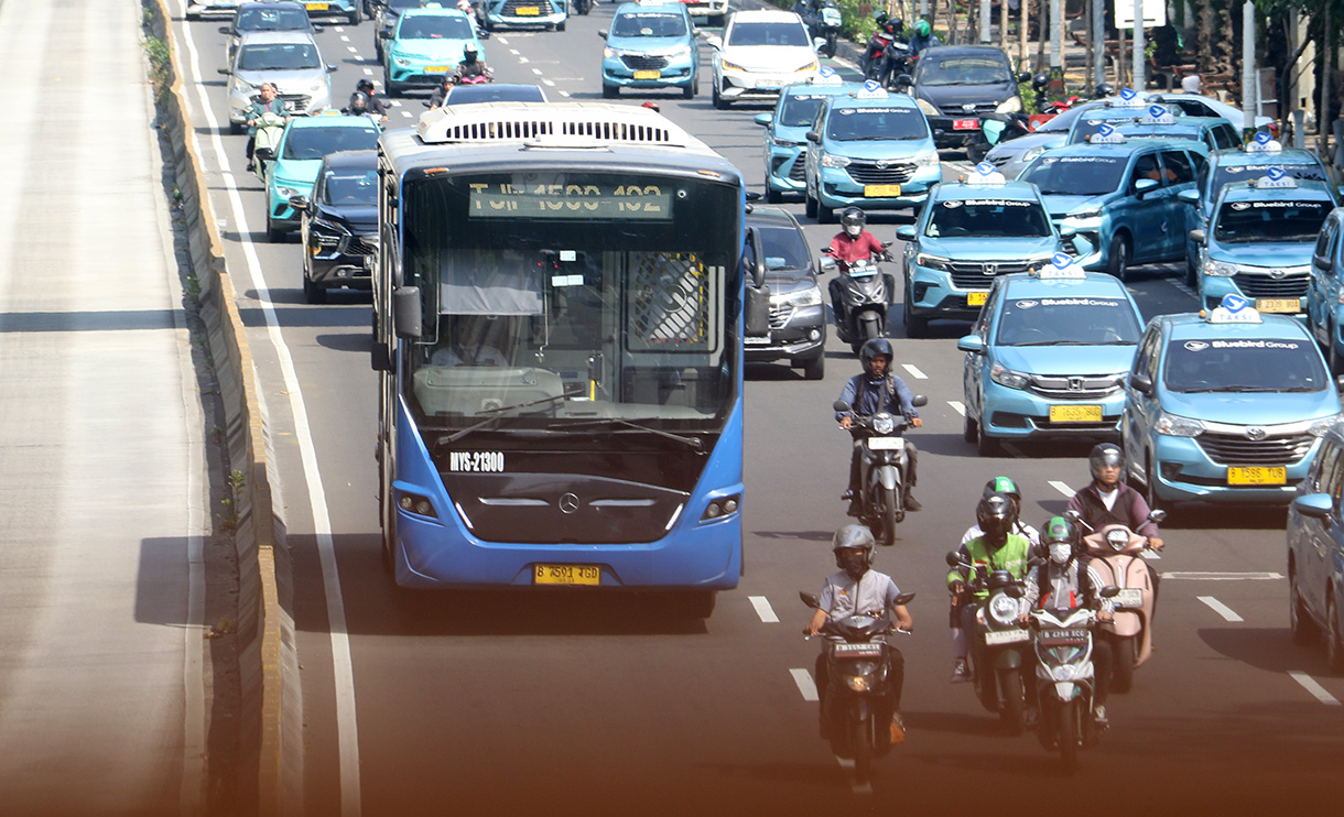 Transjakarta melintas di Jalan Rasuna Sahid, Jakarta, Senin (20/7/2026). (Beritanasional.com/Oke Atmaja)