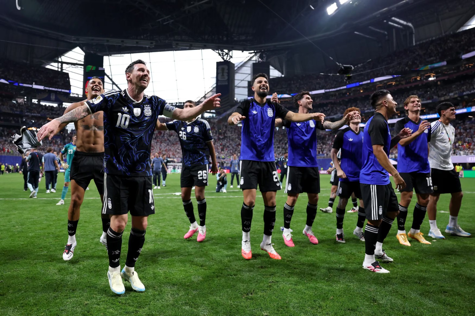 Timnas Argentina melakukan selebrasi usai berhasil melaju ke Final Piala Dunia 2026. (Foto/FIFA)