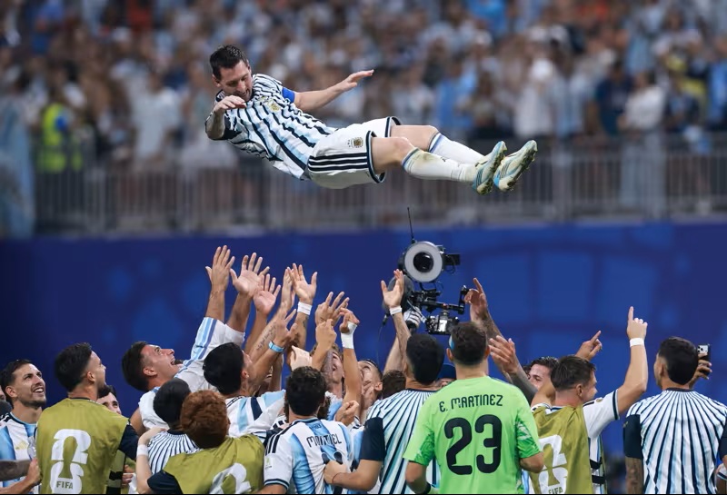 Pemain Timnas Argentina melakukan selebrasi usai meraih kemenangan atas Mesir. (Foto/FIFA)