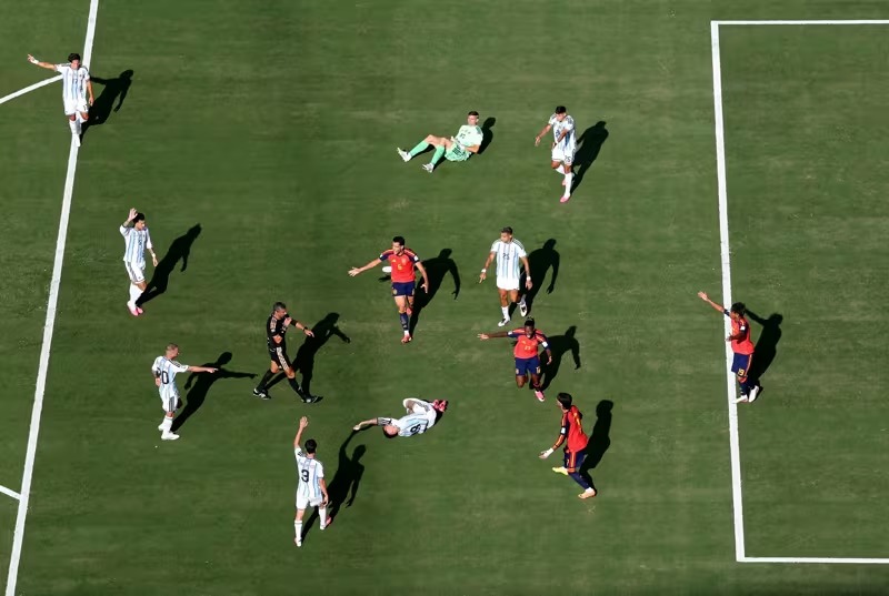 Pertandingan Spanyol vs Argentina. (Foto/FIFA)