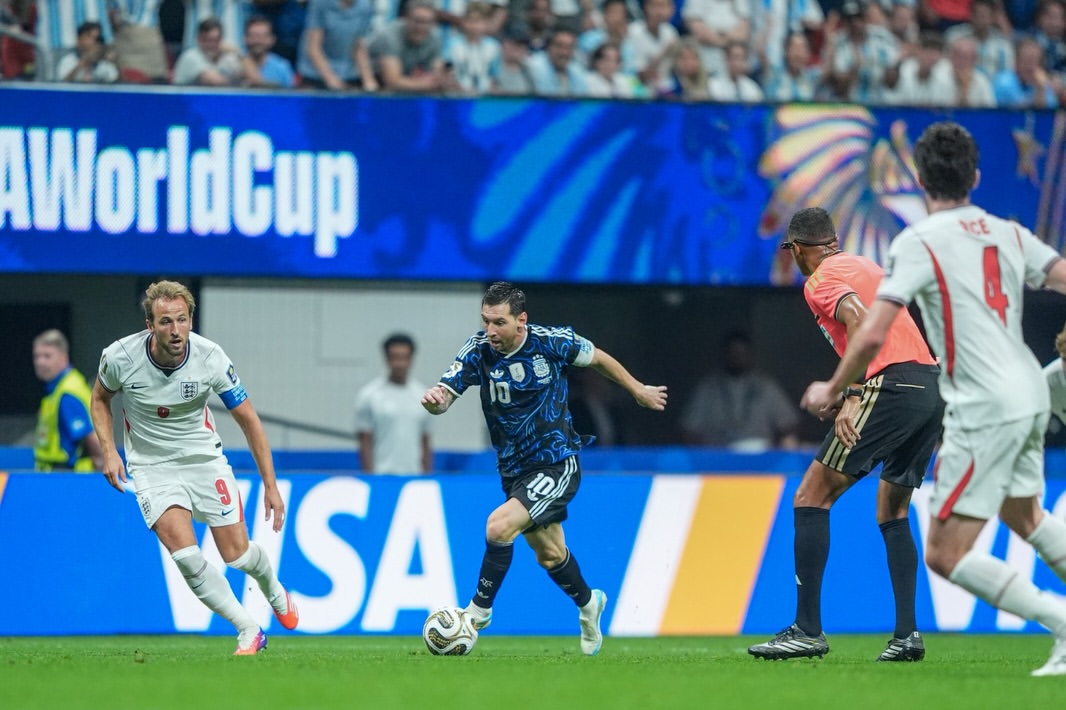 Kapten Timnas Argentina Lionel Messi (jersey biru) saat menghadapi Inggris di Piala Dunia 2026. (Foto/Instagram Lionel Messi)