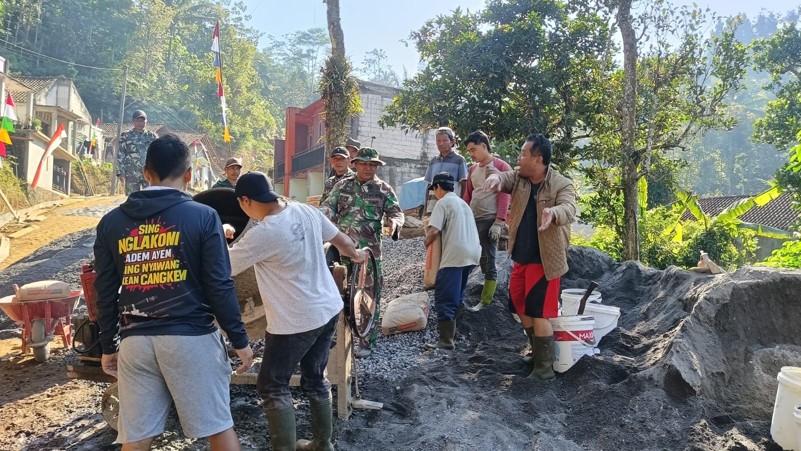 Gotong Royong Satgas TMMD dan Warga Percepat Pembangunan Jalan Watuduwur-Kalibawang di Purworejo. (Fotp/istimewa)