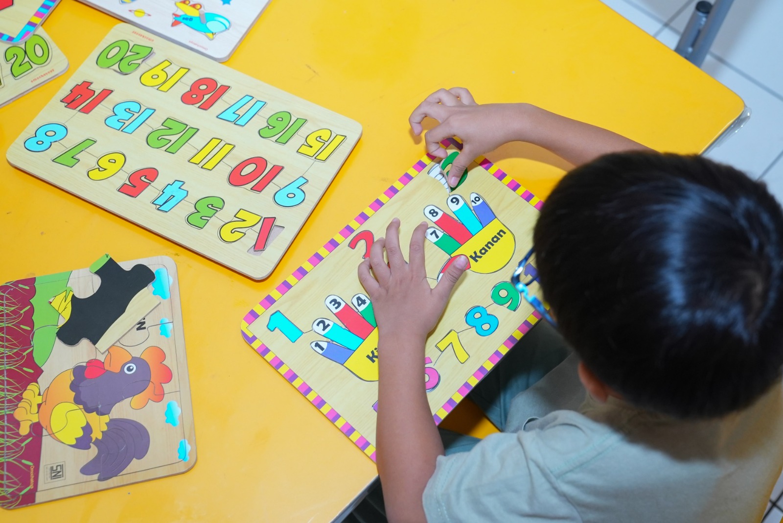 Anak bermain puzzle. (Foto/Kemendikdasmen)