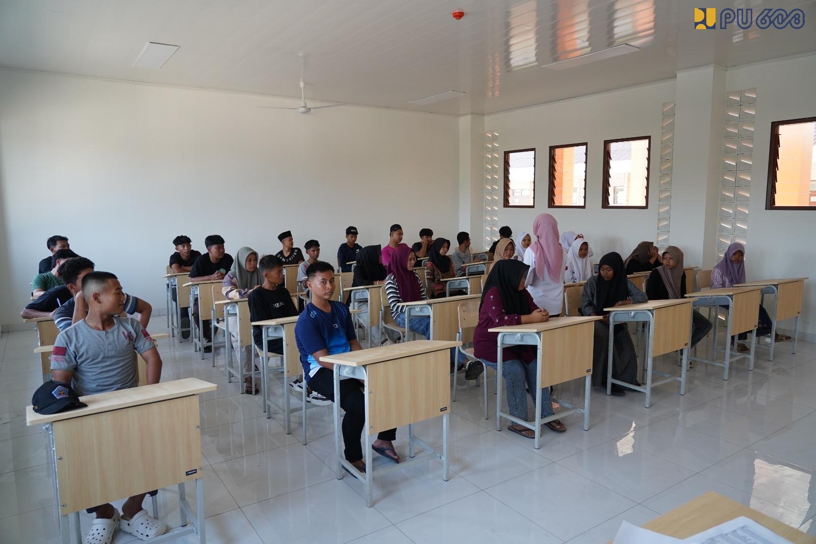 Hari pertama MPLS SR di Sragen. Siswa mendengarkan pengajaran guru. (BeritaNasional/KemenPU)
