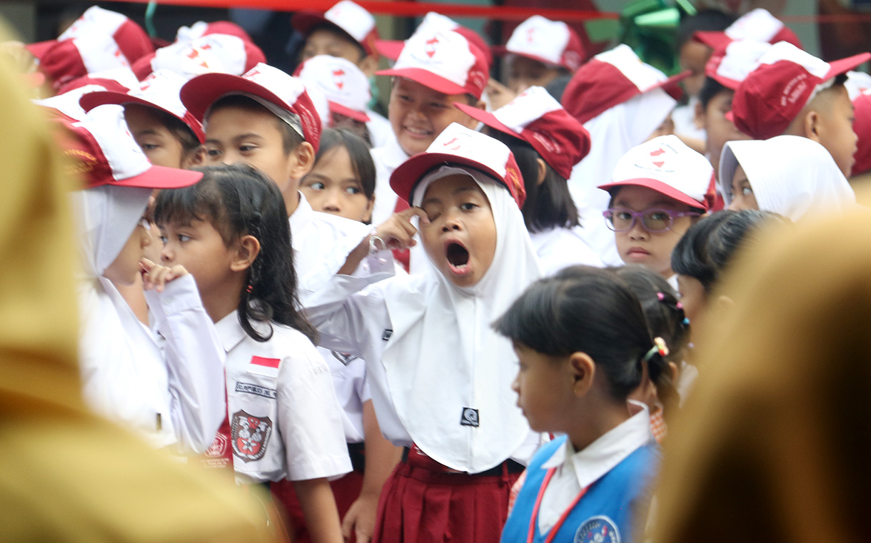 Sejumlah siswa mengikuti upacara di SDN 02 Pagi, Jalan Tegal, Jakarta, Senin(13/7/2026).(Beritanasional.com/Oke Atmaja)