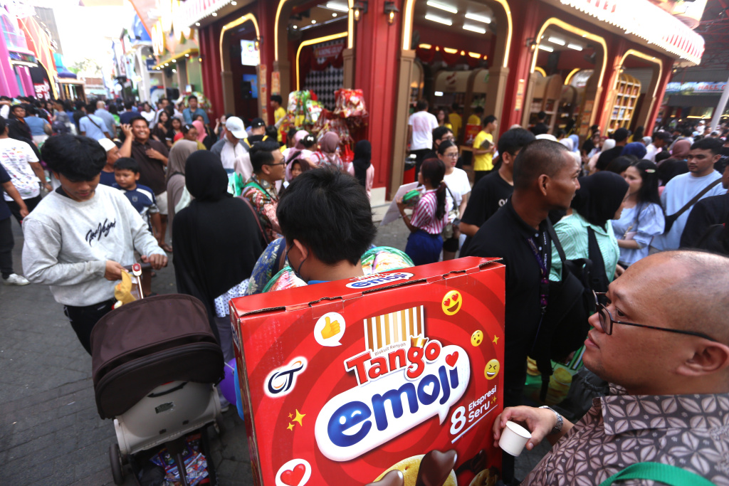 Sejumlah pengunjung berbelanja pada hari terakhir Jakarta Fair Kemayoran 2026 di JIEXpo Kemayoran, Jakarta, Minggu (12/7/2026).(Beritanasional.com/Oke Atmaja)