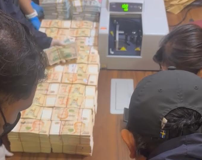 Lembaran uang yang disita polisi dari penggeledahan di Jaksel. (BeritaNasional/Bachtiarudin)