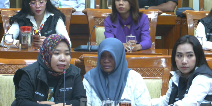 Ibu korban santri yang dibakar (tengah) bersama kuasa hukum Titi Tantry saat RDPU di Kompleks Parlemen, Senayan, Jakarta, Senin (13/7/2026). (BeritaNasional/YT DPR)