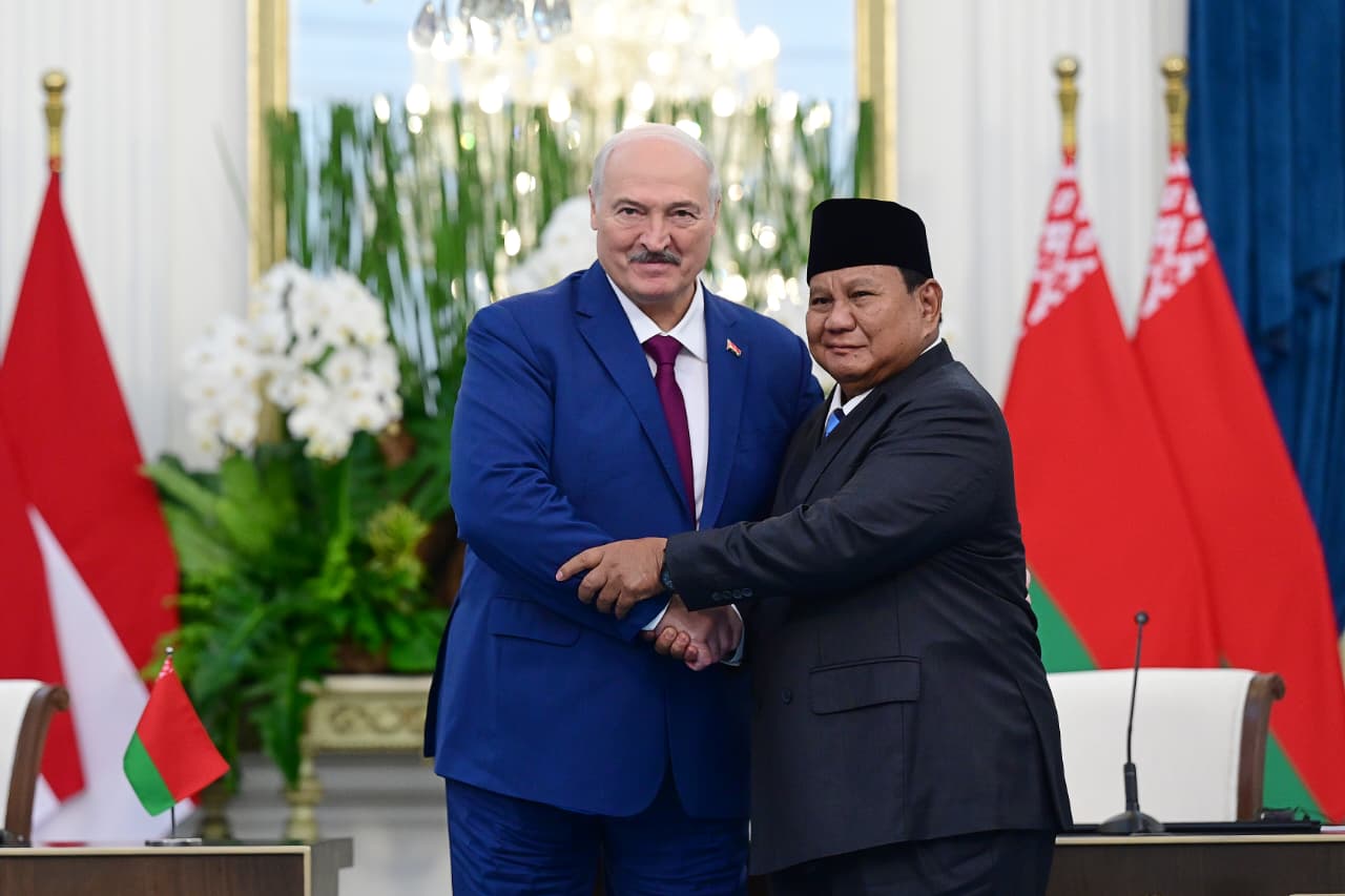 Presiden Prabowo Subianto dan Presiden Belarus Aleksandr Lukashenko bersalaman. (BeritaNasional/Setpres)