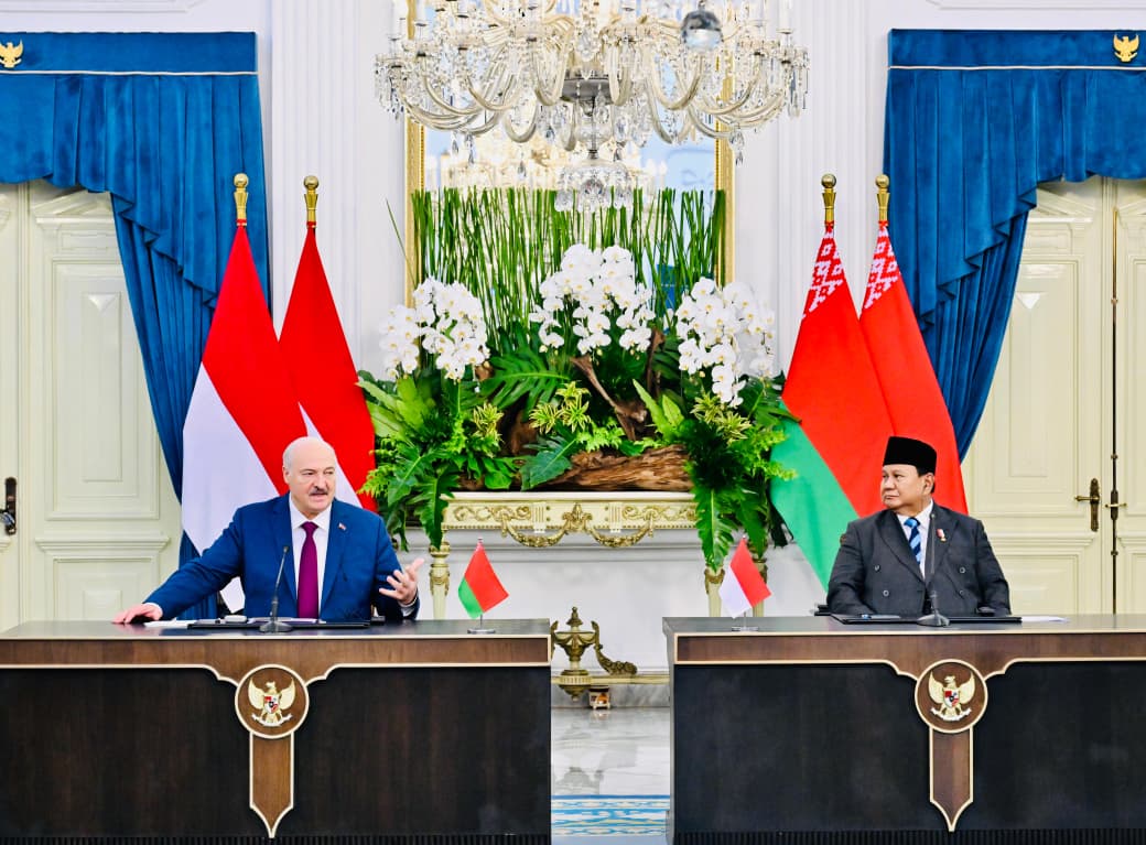 Presiden Belarusia Aleksandr Lukashenko (kiri) duduk sejajar dengan Presiden Prabowo Subianto di Istana Negara, Jakarta. (Foto/BPMI)
