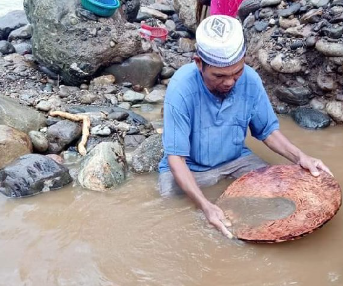 Warga mendulang butiran emas di sungai Alas Aceh. (BeritaNasional/Pemkab Aceh Tenggara)