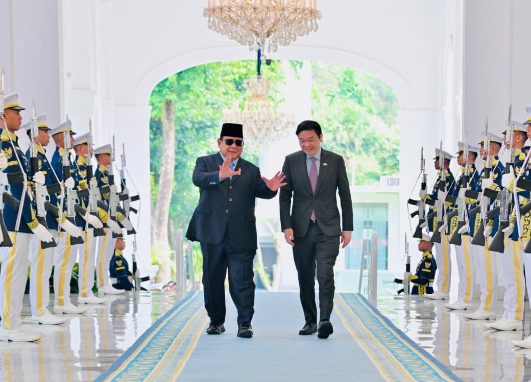Presiden RI Prabowo Subianto (kiri) dengan PM Singapura Lawrence Wong (kanan) di Istana Negara, Jakarta, Senin (6/7/2026). (BeritaNasional/BPMI Setpres)