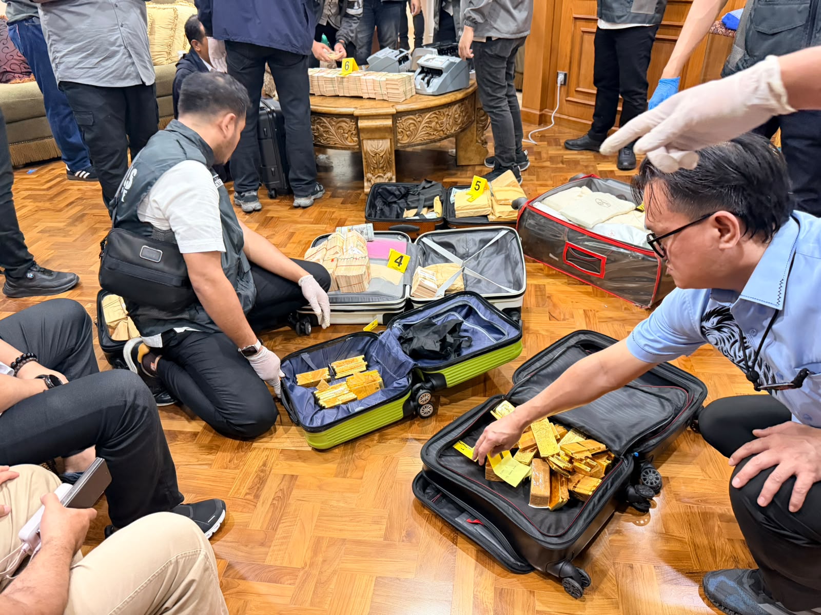 Penyidik Polri menggeledah rumah mewah milik Jampidsus Kejagung Febrie Adrianyah di Sentul Bogor. (BeritaNasional/dok Polri)