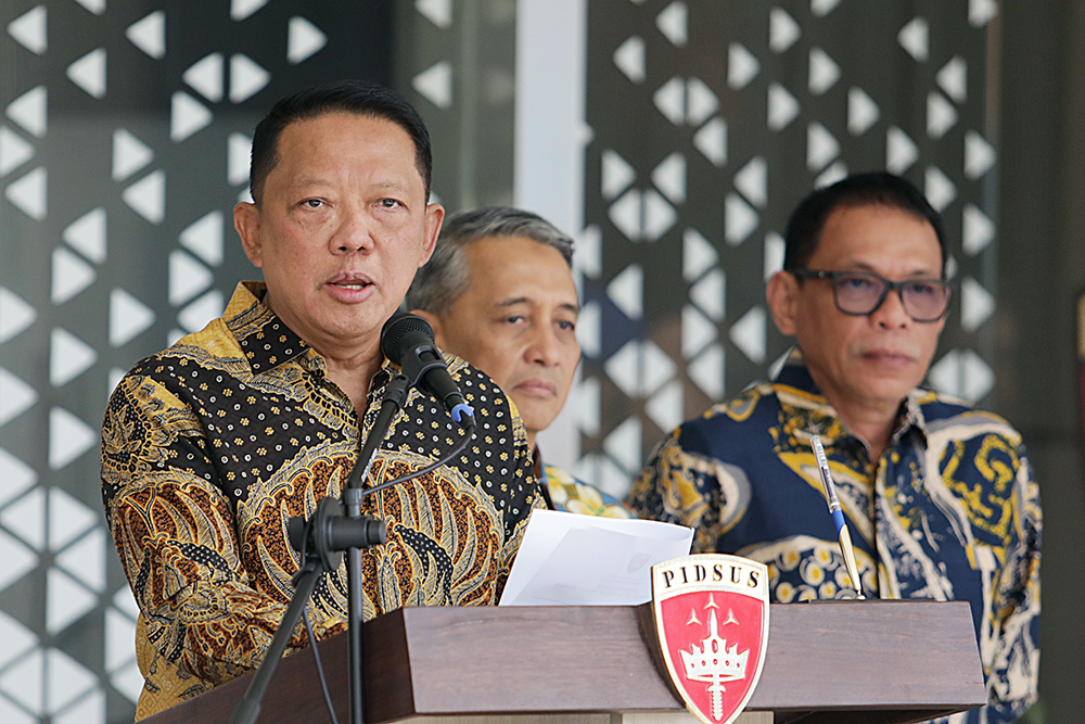 Jaksa Agung Muda Tindak Pidana Khusus (Jampidsus) Kejaksaan Agung Febrie Adriansyah sampaikan keterangan kepada wartawan terkait tiga kasus dugaan korupsi yang menyeret namanya. (BeritaNasional/Elvis Sendouw)