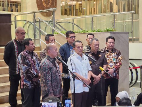 Jamwas Kejagung Rudi Margono (depan, dua dari kiri) saat konferensi pers di Gedung Kejagung. (BeritaNasional/Panji)