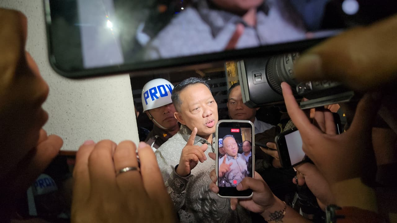 Tersangka Febrie Adriansyah hanya kenakan kemeja batik berkelir abu tanpa rompi dan borgol tahanan. (BeritaNasional/Panji)