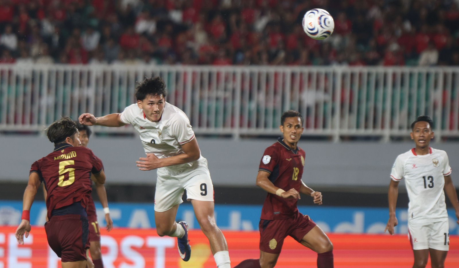Penyerang Timnas Indonesia Mitchell Lee Baker saat mencetak gol. (Foto: Sinpo.id/Agus)