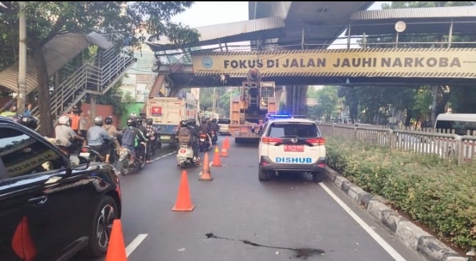 Truk pengangkut alat berat menabrak JPO kawasan Jalan Kapten Tendean, Jaksel. (Foto/X Polda Metro Jaya)