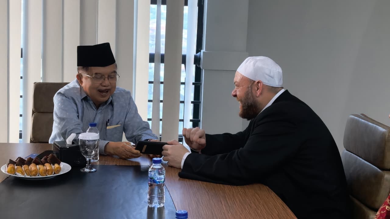 Ketua Umum DMI Jusuf Kalla bersama Presiden Dewan Imam Nasional Australia Sheikh Shadi Al Suleiman. (BeritaNasional/istimewa)