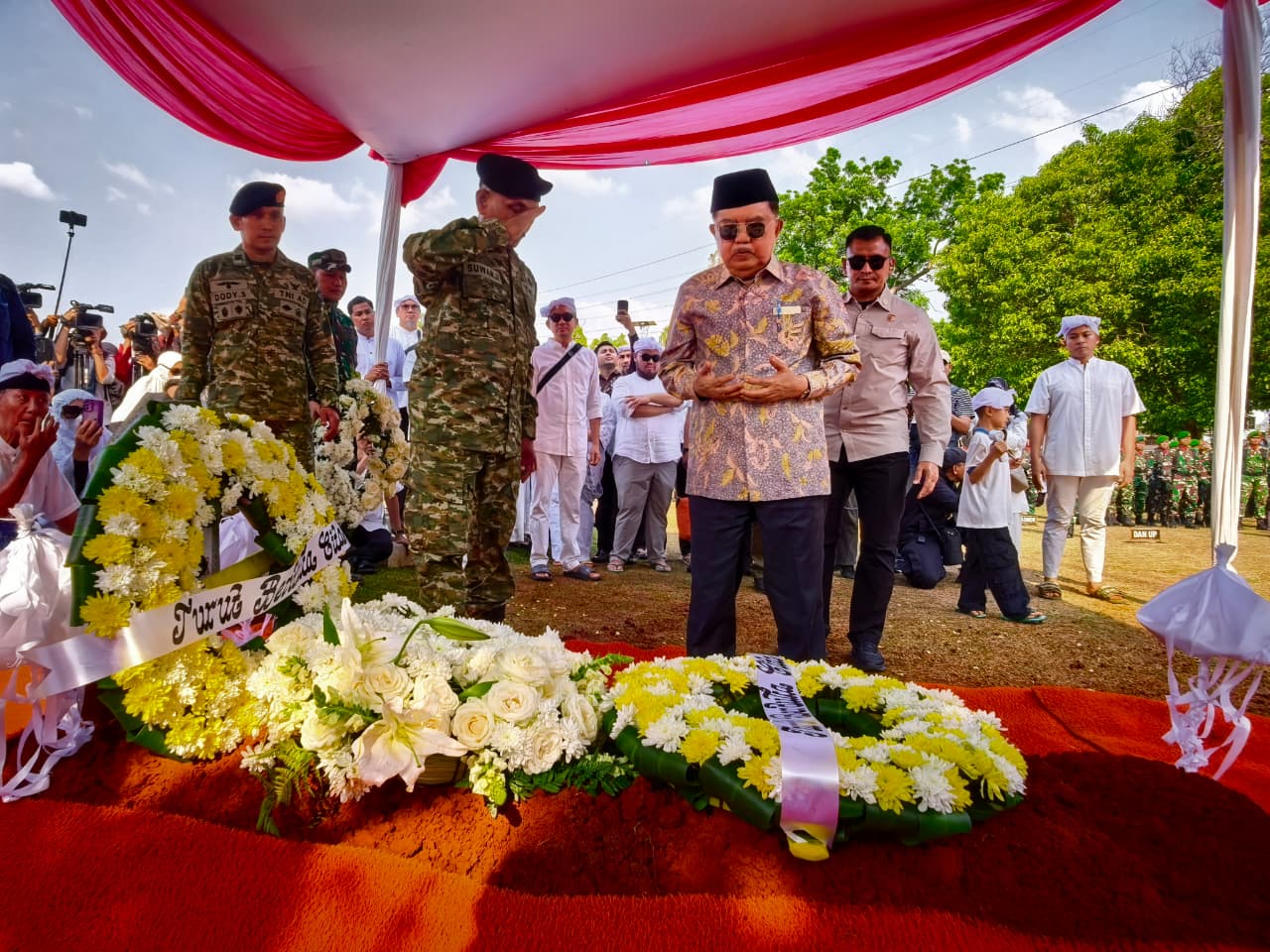 Wakil Presiden RI ke-10 dan 12 Jusuf Kalla merapal doa untuk almarhum Rahmat Gobel. (BeritaNasional/istimewa)