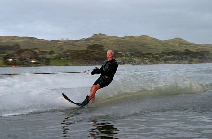 Bryan Murray, kakek buyut usia 95 tahun berhasil jadi pemain ski air tertua dalam Guiness World Records. (BeritaNasional/Guiness World Records)