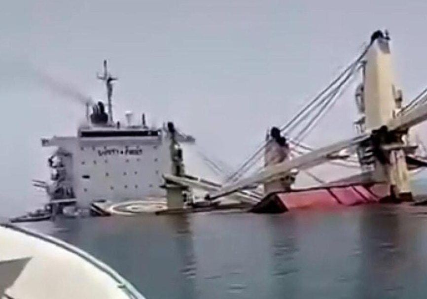 Kapal kargo terbelah dan tenggelam di Selat Hormuz. (BeritaNasional/Viory)