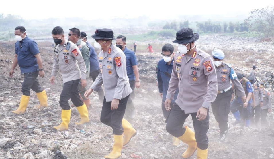 Kapolda Banten Irjen Pol Hengki datangi lokasi kebakaran di TPA Jatiwaringin Kabupaten Tangerang. (BeritaNasional/Bachtiarudin)