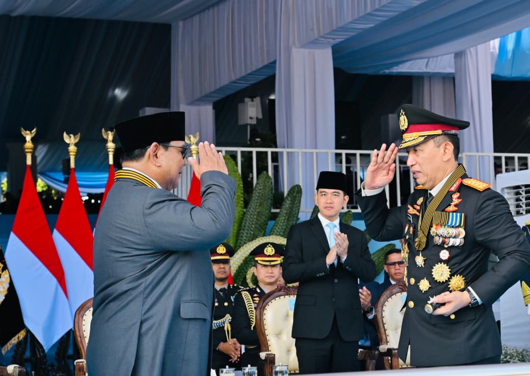 Kapolri Jenderal Listyo Sigit Prabowo saat memberikan hormat kepada Presiden Prabowo. (Foto/BPMI)