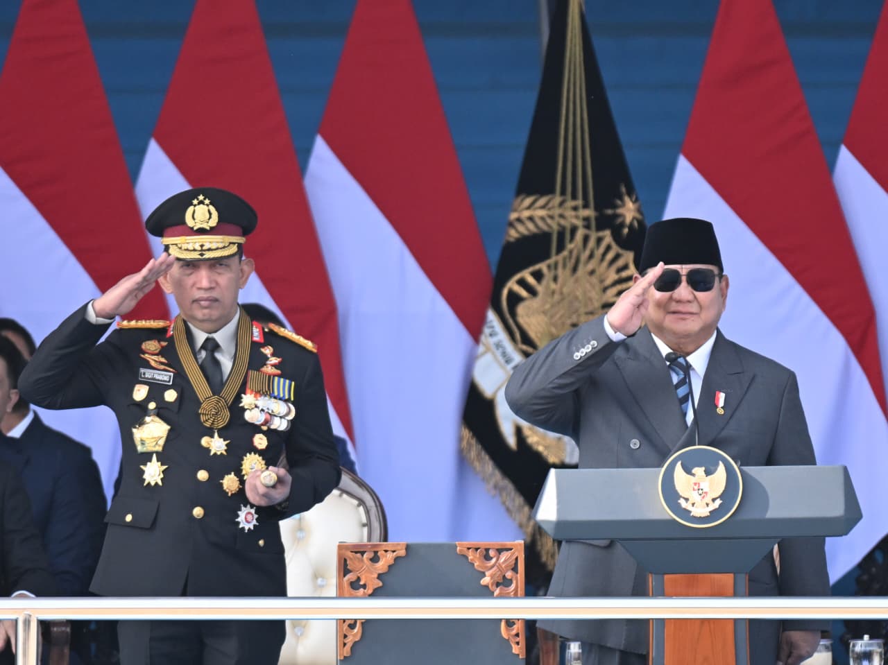 Presiden Prabowo Subianto (kanan) bersama Kapolri Jenderal Listyo Sigit Prabowo (kiri) dalam Hari Bhayangkara ke-80 di Cikeas, Bogor, Jabar, Rabu (1/7/2026). (BeritaNasional/BMPI Setpres)