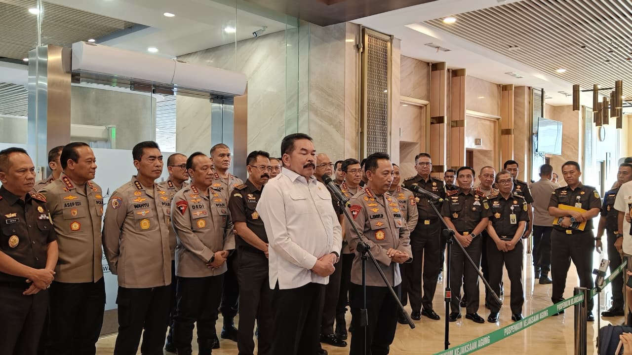 Kapolri Jenderal Listyo Sigit Prabowo (kanan) silaturahmi ke Jaksa Agung Sanitiar Burhanuddin (kiri) di Gedung Kejaksaan Agung (Kejagung), Jakarta, Senin (13/7/2026). (BeritaNasional/Humas Polri)