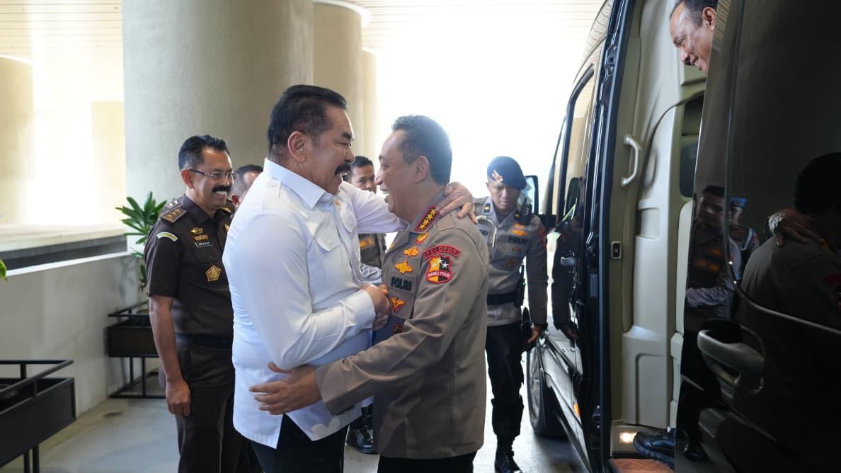 Kapolri Jenderal Listyo Sigit Prabowo (kanan) berpelukan dengan Jaksa Agung Sanitiar Burhanuddin (kiri) di Gedung Kejaksaan Agung (Kejagung), Jakarta, Senin (13/7/2026). (BeritaNasional/Istimewa)