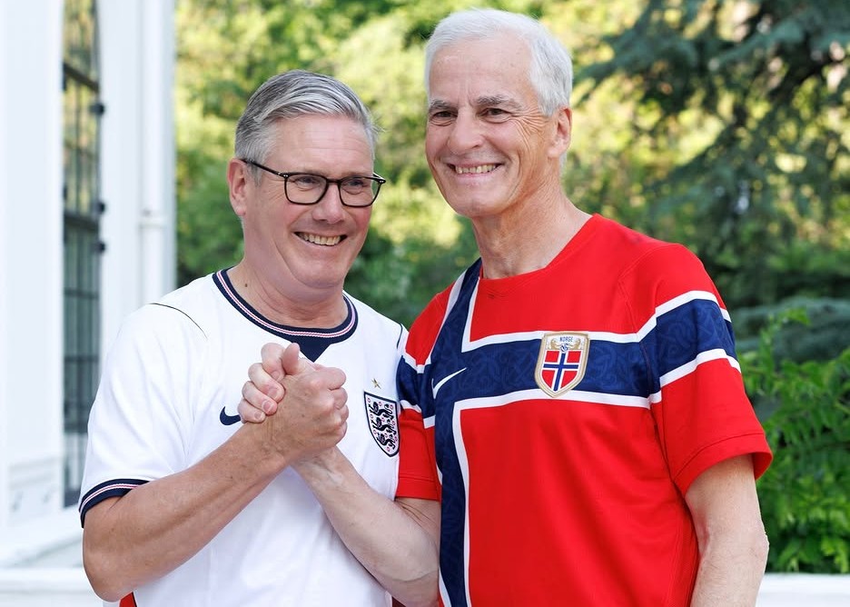 PM Inggris Keir Starmer (kiri) bersalaman dengan PM Norwegia Jonas Gahr Støre. (Foto/Instagram Starmer)