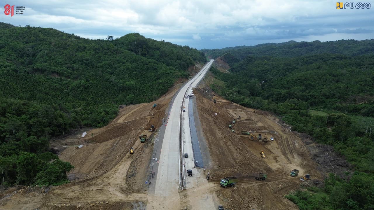 Jalan Tol Banda Aceh–Sigli gunakan Asbuton A30. (BeritaNasional/KemenPU)