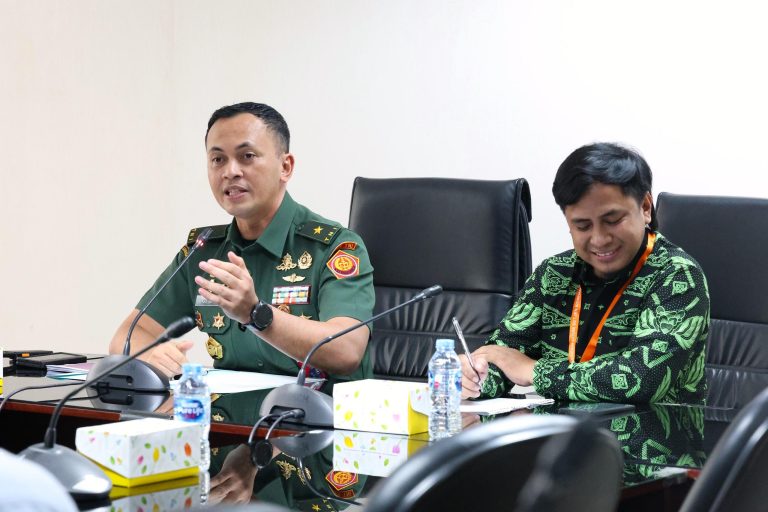 Karo Infohan Setjen Kemhan Brigjen TNI Rico Ricardo Sirait (kiri). (Foto/Kemhan)