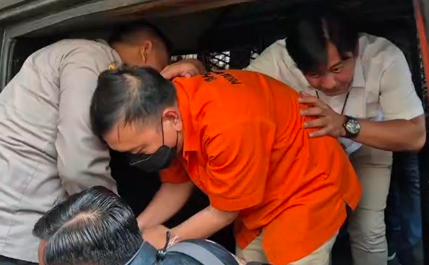 Tersangka Don Ritto kenakan kemeja tahanan polri turun dari mobil. (BeritaNasional/Panji)