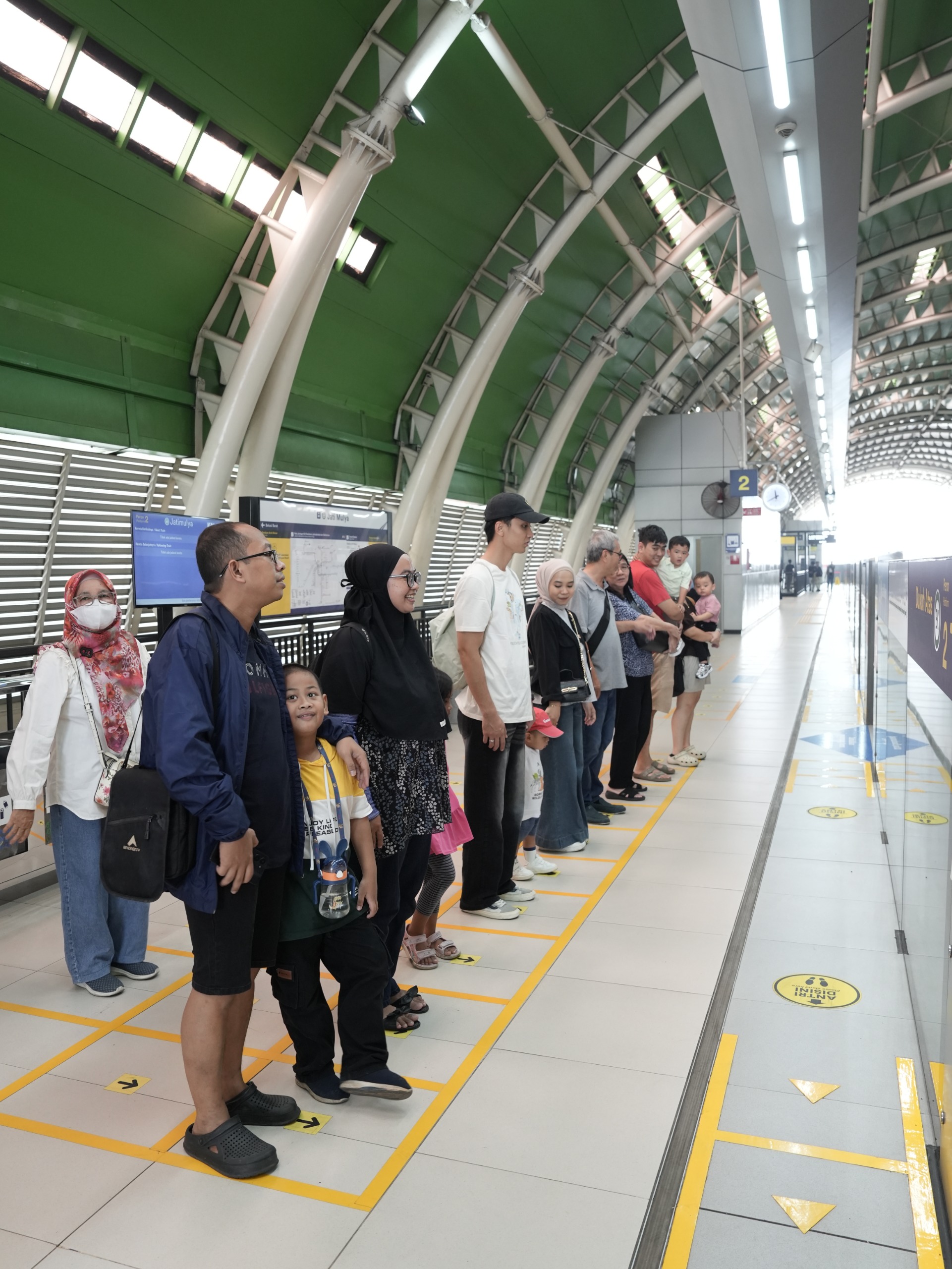Penumpang LRT Jabodebek menunggu di peron. (BeritaNasional/dok LRT)