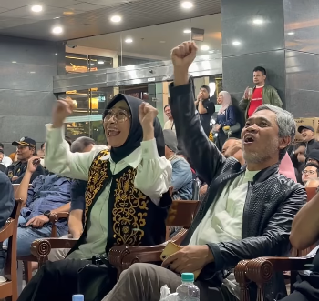 Ketua Komisi X DPR RI Hetifah Sjaifudian menyaksikan nobar final Piala Dunia 2026 di Kaltim, Senin (20/7/2026). (BeritaNasional/IG Hetifah)