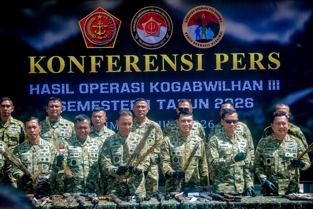 Panglima Kogabwilhan III Letjen TNI Lucky Avianto dalam sesi konferensi pers. (Foto/istimewa)
