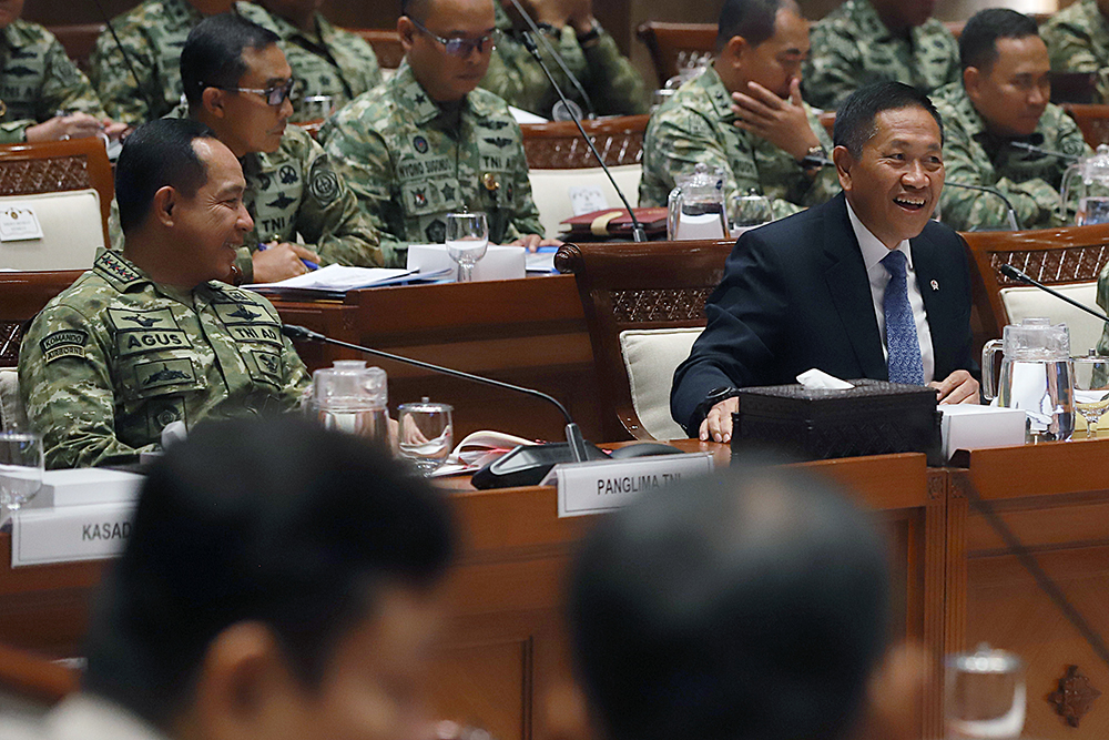 Rapat kerja Komisi I bersama Kemenhan dan TNI bahas aporan keuangan Kementerian Pertahanan Tahun Anggaran 2025. (BeritaNasional/Elvis Sendouw)