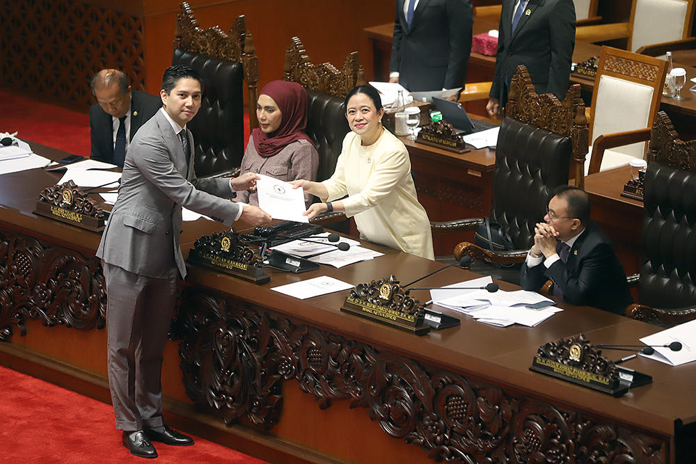Laporan Komisi I DPR atas hasil pembahasan mengenai penerimaan hibah Alpalhankam berupa kapal induk dari Pemerintah Italia dan pidato ketua DPR pada penutupan Masa Persidangan V Tahun Sidang 2025-2026. (BeritaNasional/Elvis Sendouw)