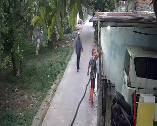 Dugaan intimidasi tetangga Azis Suraji tertangkap CCTV pribadi di Pancoran Mas, Depok. (BeritaNasional/IG Asyfa)