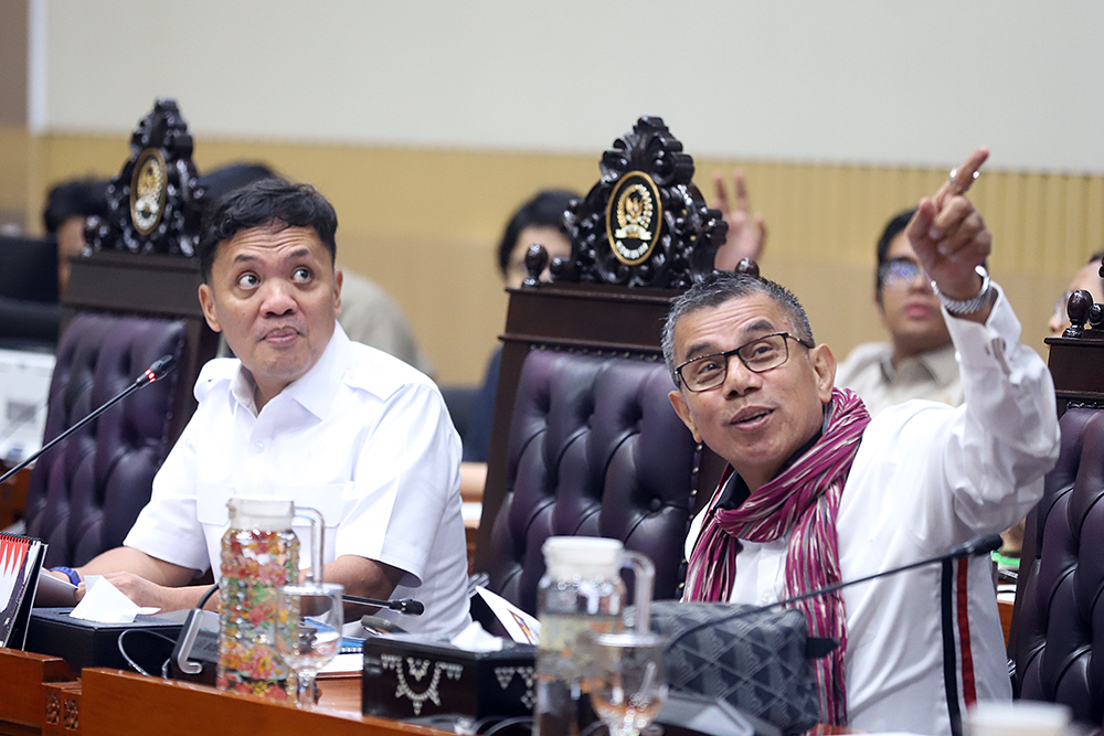 Ketua Komisi III DPR Habiburokhman menghadirkan Supiah dan Hartono yang dituding melakukan penimbunan BBM subsidi jenis Pertalite. (BeritaNasional/Elvis Sendouw)