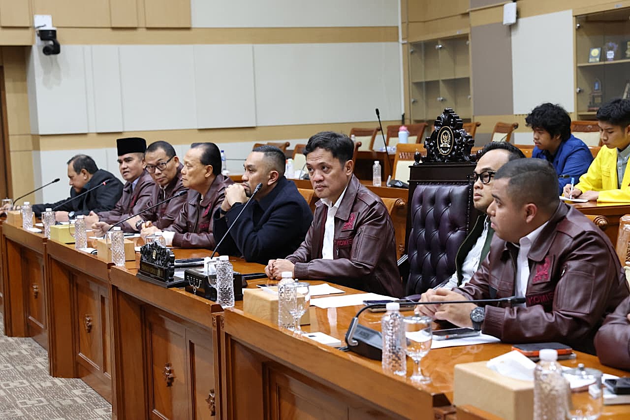 Ketua Komisi III DPR RI Habiburokhman bersama anggota Komisi III memberikan keterangan kepada wartawan terkait dugaan korupsi Jampidsus Kejaksaan Agung. (BeritaNasional/Elvis Sendouw)