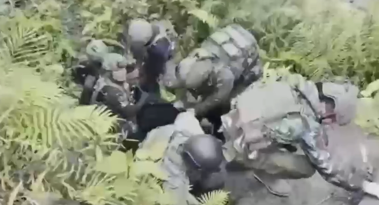 Tim Koops TNI mengevakuasi jenazah korban di tebing jurang. (BeritaNasional/tangkapan layar)