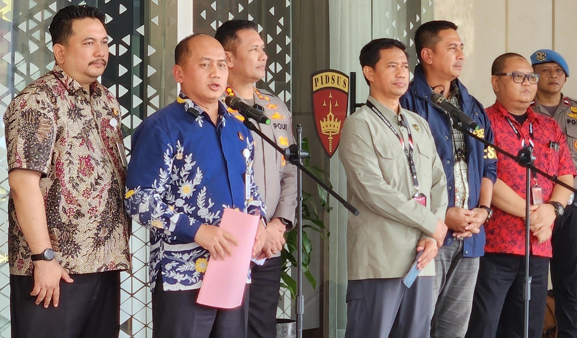 Waka Kortas Tipidkor Polri Brigjen Pol Boro Windu Danandito (empat dari kiri) saat konferensi pers di Gedung Jampidsus Kejagung. (BeritaNasional/Panji)