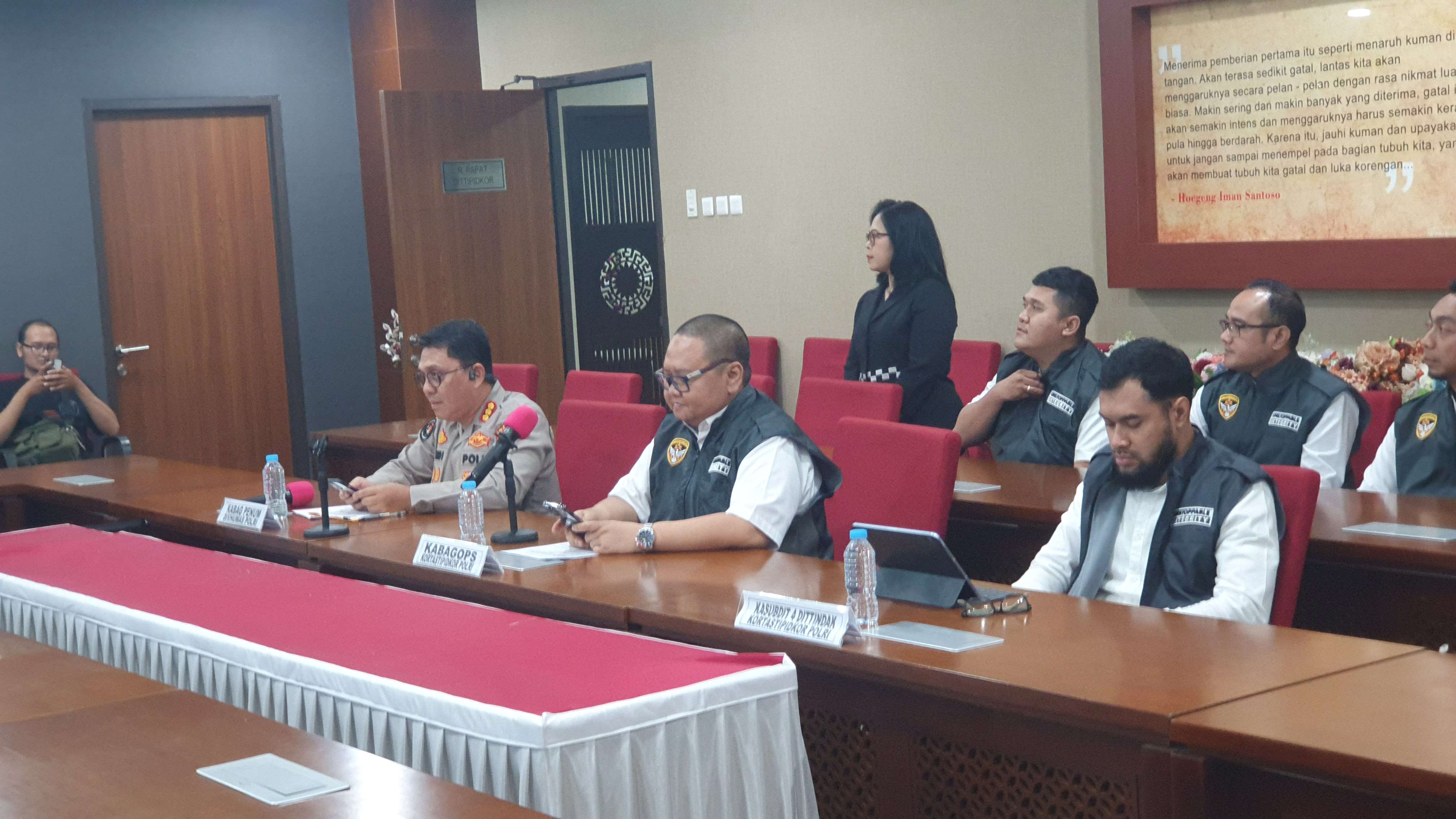 Kabag Ops Kortas Tipidkor Polri Kombes Pol. Ahmad Yusuf Afandi (tengah). (BeritaNasional/Bachtiar)