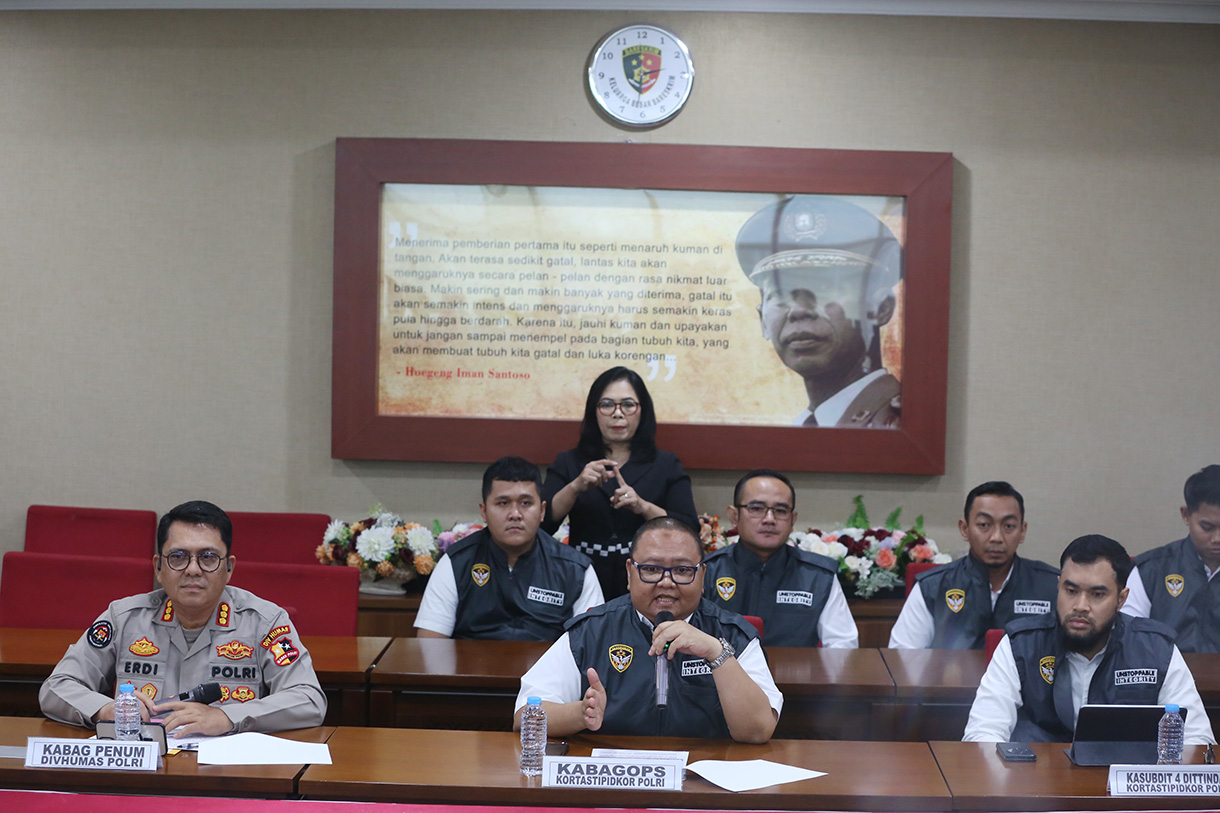Kabag Penum Divisi Humas Polri Kombes Pol Erdi Adrimurlan Chaniago bersama Kabagops Kortas Tipikor Kombes Pol Ahmad Yusuf Afandi, memberikan keterangan pers terkait kasus korupsi Modal Batu Bara di Bareskrim Polri, Jakarta, Senin (20 Juli 2026). (Beritanasional.com/Oke Atmaja)