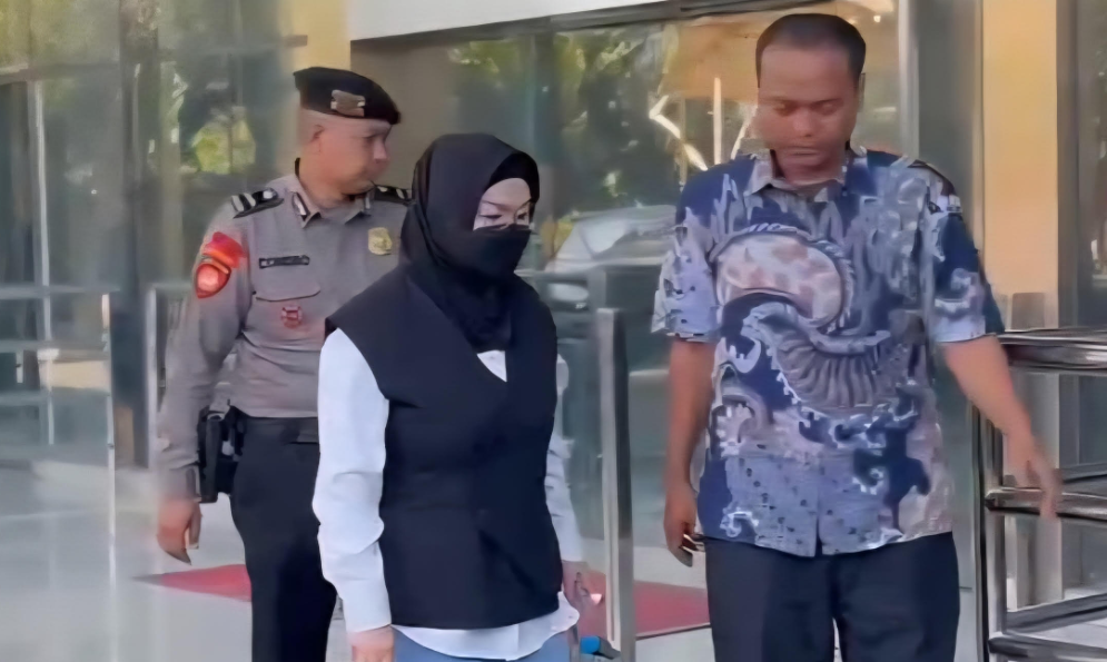 Bupati Sukoharjo Etik Suryani tiba di gedung KPK Jakarta Selatan mengenakan masker hitam. (BeritaNasional/Panji)