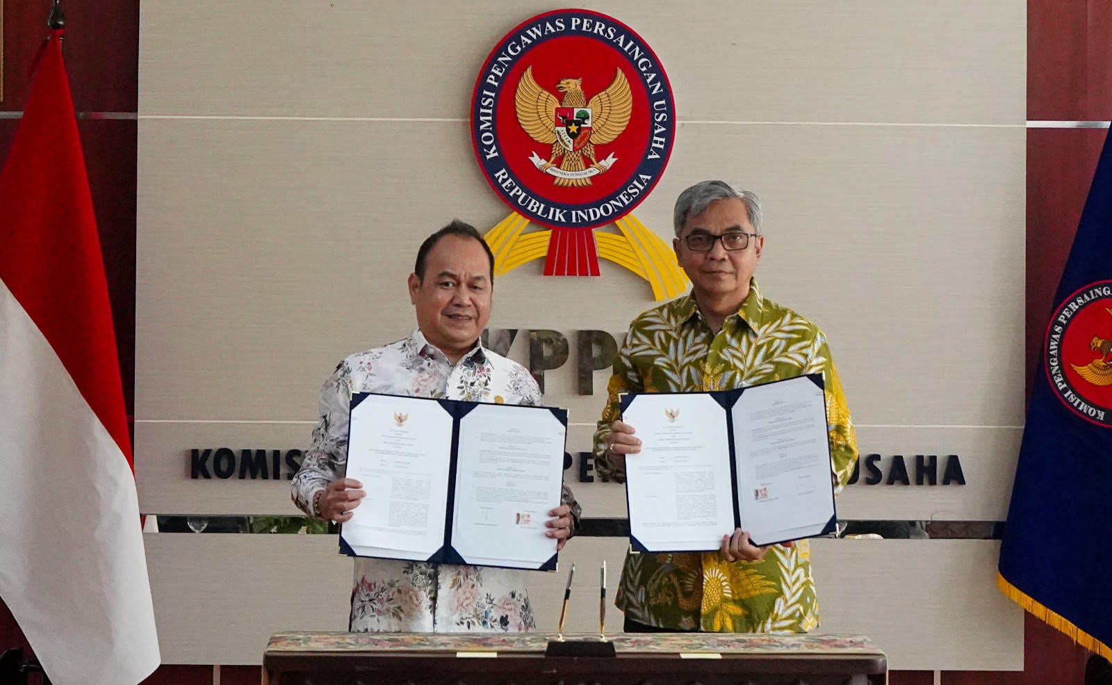 Ketua KPK Setyo Budiyanto (kanan) dan Ketua KPPU Gopprera Panggabean saat penandatanganan MoU pencegahan korupsi. (Foto/Ist)